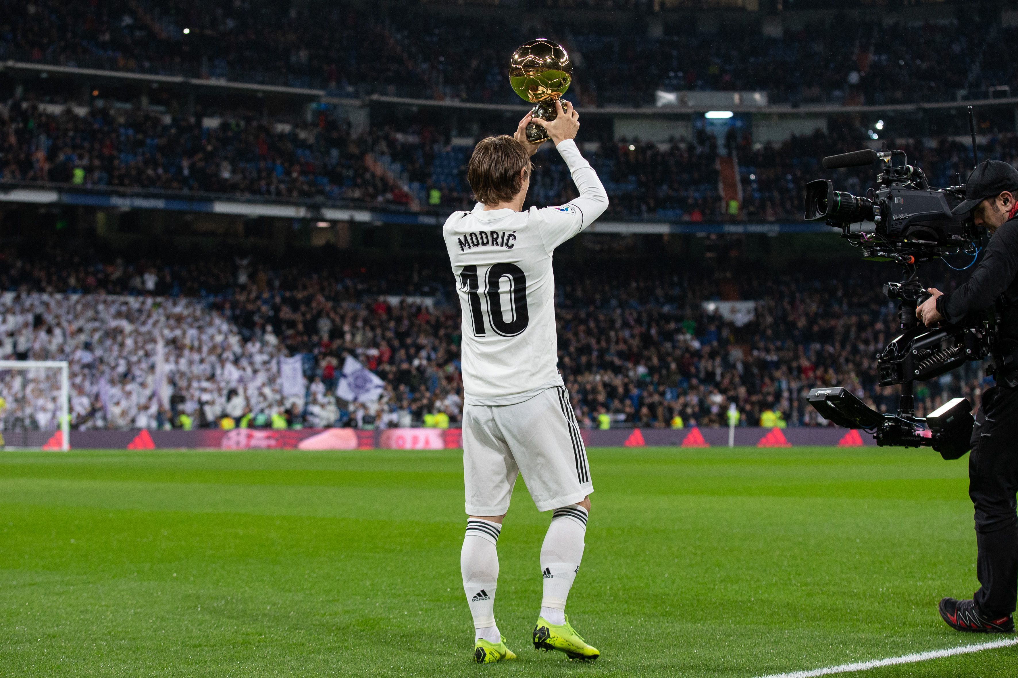 世界排名前48名但未直通世界杯国家：意大利丹麦在列