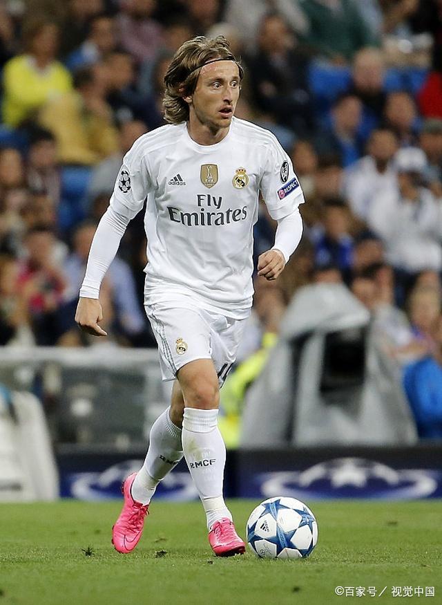 北京男篮在俱乐部杯首战惨败，内线劣势明显，外援表现疲软，青岛男篮以较大优势取胜。